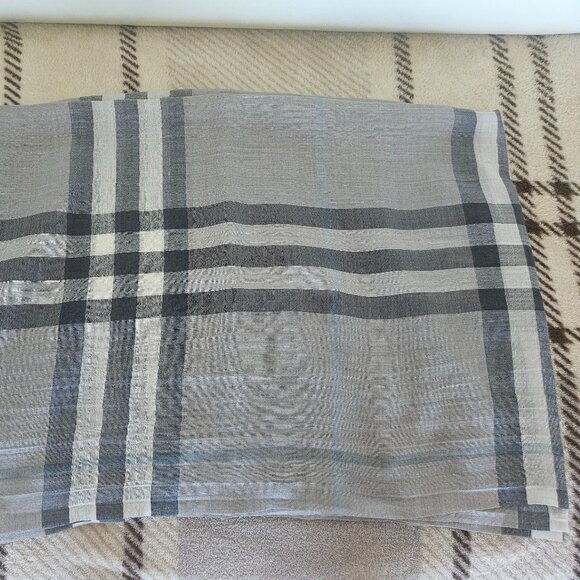 Burberry Linen Classic Checkered Lightweight Grey Wool & Silk Fringe Pashmina - Picture 2 of 8